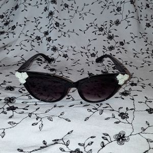 Fashion flower accented cat eye sunglasses